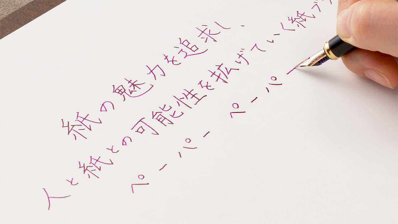Boudoirさんがirofulにカリグラフィーで日本語の文章を書いている場面の画像